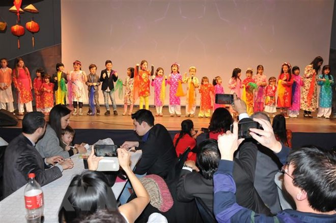 Festejan vietnamitas residentes en Bélgica en ocasión del Año Nuevo Lunar ảnh 2 Festejan vietnamitas residentes en Bélgica en ocasión del Año Nuevo Lunar ảnh 2