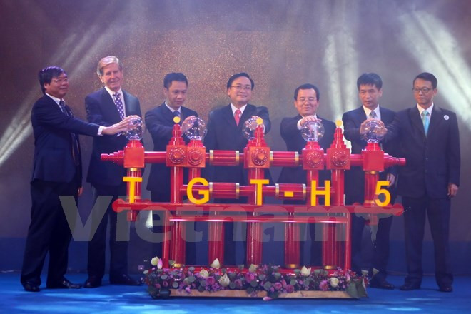 Reciben primer flujo petrolero de plataforma H5 de yacimiento Te Giac ảnh 1