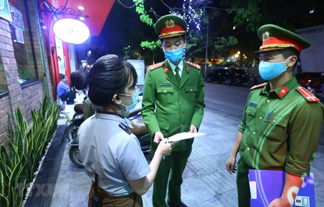 Premier de Vietnam llama a evitar la autocomplacencia entre la población en la lucha contra el COVID-19 ảnh 1
