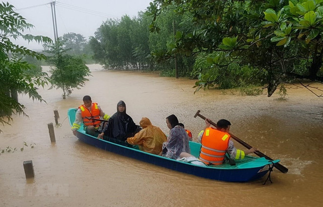 Unen esfuerzos para respaldar a zonas centrales afectadas por inundaciones ảnh 1