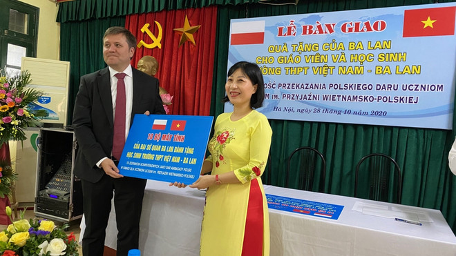 Embajada de Polonia entrega computadoras a una escuela en Hanoi ảnh 1 Embajada de Polonia entrega computadoras a una escuela en Hanoi ảnh 1