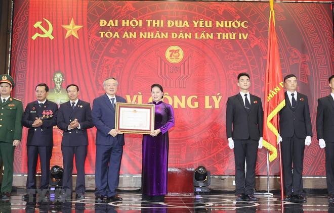 Presidenta del Parlamento vietnamita asiste al IV Congreso de Emulación Patriótica del Tribunal Supremo Popular ảnh 1 Presidenta del Parlamento vietnamita asiste al IV Congreso de Emulación Patriótica del Tribunal Supremo Popular ảnh 1
