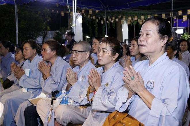 Comunidad de vietnamitas en Laos organiza réquiem en homenaje a personas fallecidas por desastres naturales ảnh 1 Comunidad de vietnamitas en Laos organiza réquiem en homenaje a personas fallecidas por desastres naturales ảnh 1