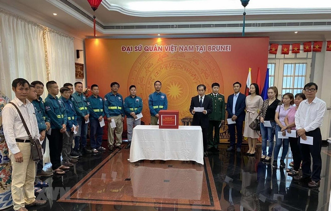 Vietnamitas en el extranjero recaudan fondos para ayudar a damnificados de tifones ảnh 1 Vietnamitas en el extranjero recaudan fondos para ayudar a damnificados de tifones ảnh 1