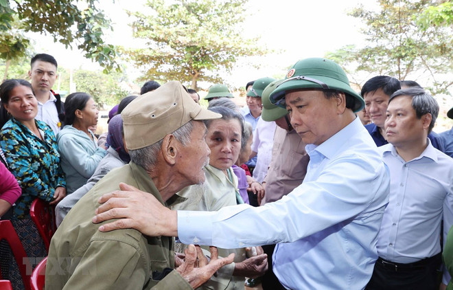 Premier de Vietnam inspecciona labores para superar consecuencias de riadas en el Centro ảnh 1 Premier de Vietnam inspecciona labores para superar consecuencias de riadas en el Centro ảnh 1