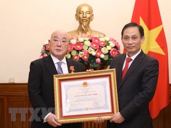 Vietnam otorga Orden de Amistad al asesor especial del primer ministro japonés ảnh 1 Vietnam otorga Orden de Amistad al asesor especial del primer ministro japonés ảnh 1
