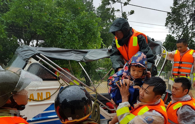 Embajadas de Vietnam en extranjero recaudan fondos para aliviar consecuencias de inundaciones ảnh 1