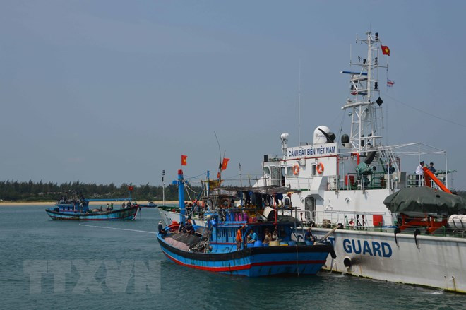 Pescadores vietnamitas rescatan a marineros extranjeros en mar nacional ảnh 1 Pescadores vietnamitas rescatan a marineros extranjeros en mar nacional ảnh 1