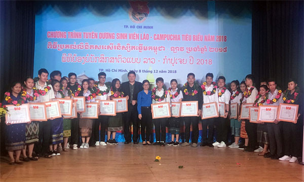 Honran a estudiantes laosianos y camboyanos destacados en Ciudad Ho Chi Minh ảnh 1