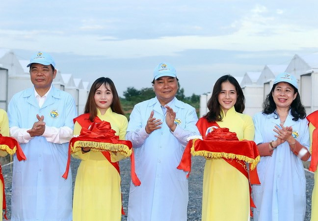 Premier de Vietnam visita una piscifactoría de alta tecnología en An Giang ảnh 1 Premier de Vietnam visita una piscifactoría de alta tecnología en An Giang ảnh 1