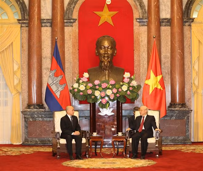 Máximo dirigente político de Vietnam recibe al Rey de Camboya ảnh 1