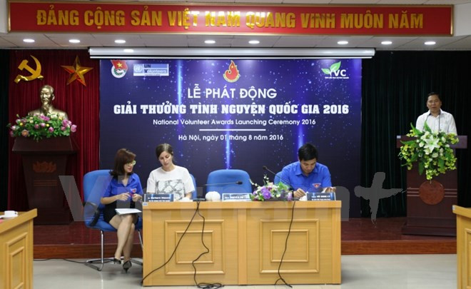 Presentan en Hanoi premio nacional para voluntarios 2016 ảnh 1 Presentan en Hanoi premio nacional para voluntarios 2016 ảnh 1