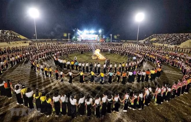 Etnia Thai de Vietnam resalta por arte particular: la Danza Xoe ảnh 1