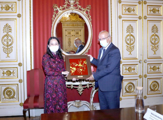 Vicepresidenta de Vietnam continúa agenda de trabajo en Portugal ảnh 2 Vicepresidenta de Vietnam continúa agenda de trabajo en Portugal ảnh 2