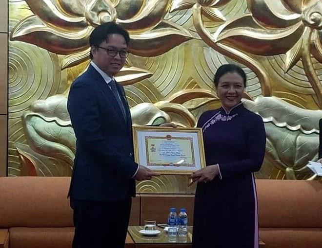 Honra Vietnam al embajador de Camboya con insignia de amistad ảnh 1 Honra Vietnam al embajador de Camboya con insignia de amistad ảnh 1