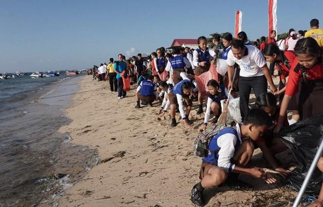 Miles de indonesios se unen a actividades de limpieza de playas ảnh 1