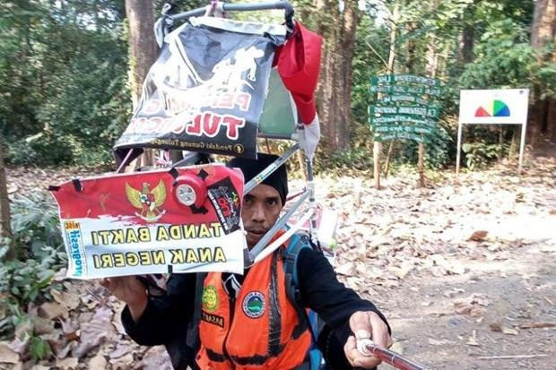 Camina indonesio 700 kilómetros hacia atrás para oponerse a la deforestación ảnh 1