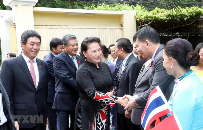 Presidenta del Parlamento vietnamita conversa con compatriotas en Tailandia ảnh 1 Presidenta del Parlamento vietnamita conversa con compatriotas en Tailandia ảnh 1
