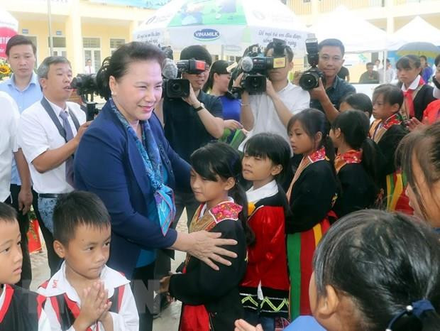 Entrega máxima legisladora vietnamita escuelas a miembros de minoría étnica ảnh 1 Entrega máxima legisladora vietnamita escuelas a miembros de minoría étnica ảnh 1