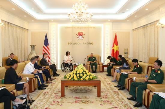 Subjefe del Estado Mayor General del Ejército de Vietnam recibe a senadora estadounidense ảnh 1 Subjefe del Estado Mayor General del Ejército de Vietnam recibe a senadora estadounidense ảnh 1