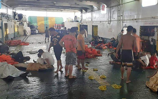 Al menos tres muertos y 69 desaparecidos tras incendiarse un ferry en Filipinas ảnh 1 Al menos tres muertos y 69 desaparecidos tras incendiarse un ferry en Filipinas ảnh 1