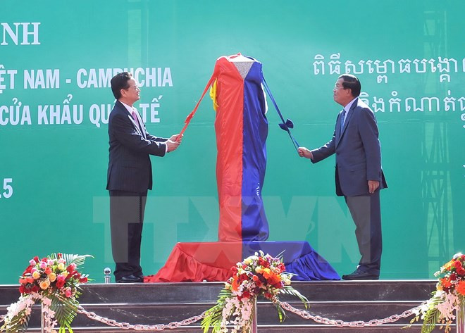 Premieres vietnamita y cambodiano presencian inauguración de poste fronterizo ảnh 1 Premieres vietnamita y cambodiano presencian inauguración de poste fronterizo ảnh 1