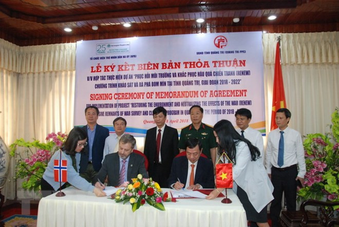 Noruega ayuda a provincia vietnamita en desactivación de bombas, una herencia de la guerra ảnh 1