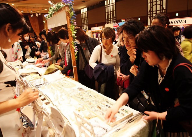 Vietnam asiste a Feria caritativa de Asociación de Mujeres de Asia-Pacífico ảnh 1 Vietnam asiste a Feria caritativa de Asociación de Mujeres de Asia-Pacífico ảnh 1