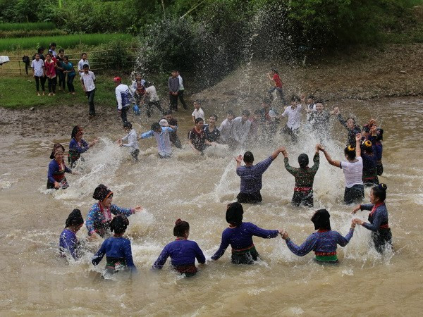 Vietnam: Grupo étnico de Laos celebra festival de salpicaduras de agua ảnh 1