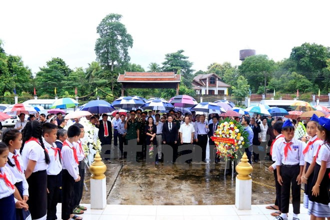 Vietnamitas en Laos rinden homenaje a héroes y mártires ảnh 1