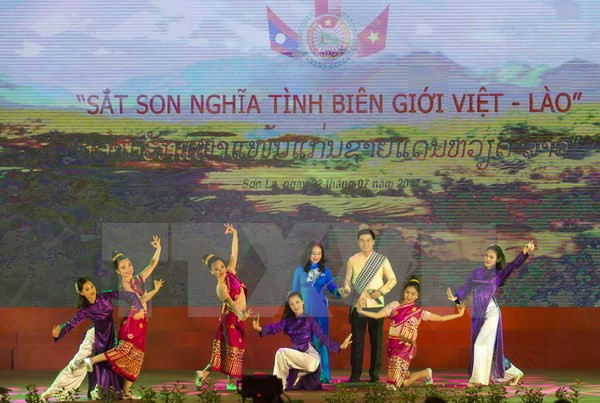 Efectúan programa de intercambio amistoso de defensa fronteriza Vietnam - Laos ảnh 1