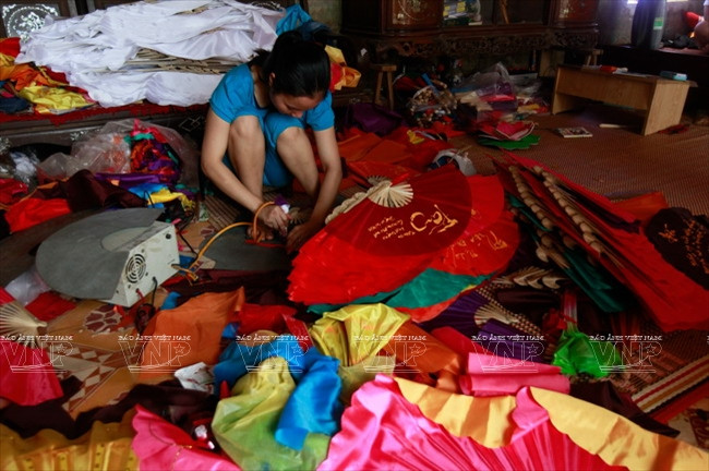 Abanicos de papel, una bella tradición de la aldea de Chang Son ảnh 1