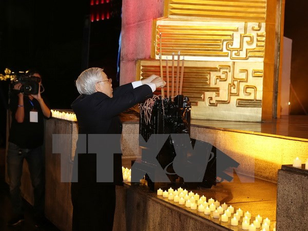 Máximos dirigentes de Vietnam rinden homenaje a héroes y mártires ảnh 1