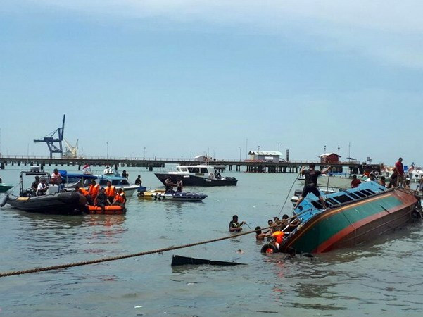 Mueren ocho personas al volcarse un barco en Indonesia ảnh 1 Mueren ocho personas al volcarse un barco en Indonesia ảnh 1