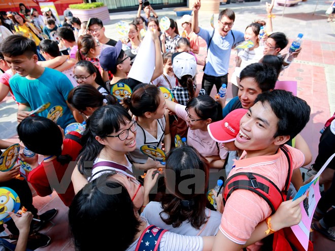 Hanoi responde al día internacional de abrazos gratis ảnh 1 Hanoi responde al día internacional de abrazos gratis ảnh 1