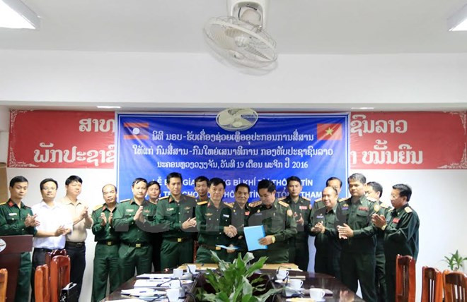 Respalda Vietnam equipos al ejército de Laos ảnh 1 Respalda Vietnam equipos al ejército de Laos ảnh 1