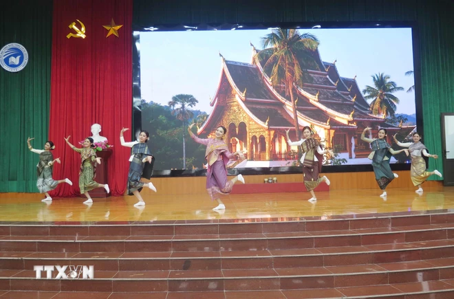 Organizan fiesta de Bun Pi May para estudiantes laosianos en provincia vietnamita ảnh 1 Organizan fiesta de Bun Pi May para estudiantes laosianos en provincia vietnamita ảnh 1