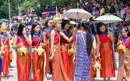 Dirigentes de Vietnam felicitan a Laos y Camboya por sus fiestas del Año Nuevo ảnh 1