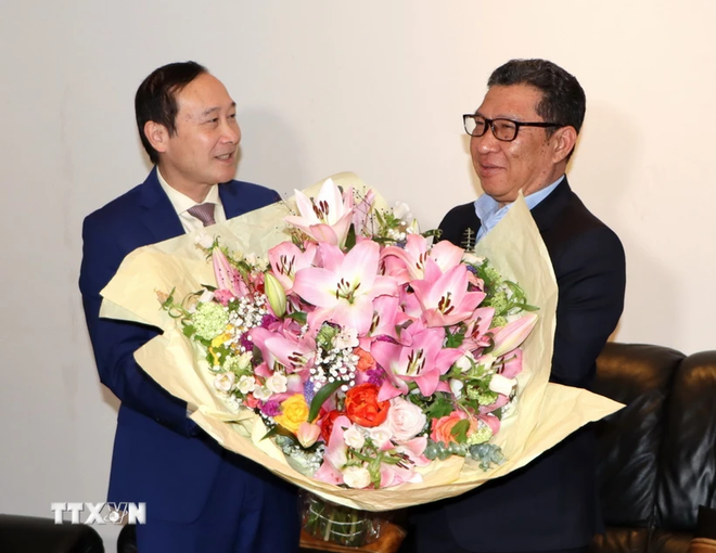 Diplomáticos vietnamitas en Bélgica y Cuba saludan fiesta Bun Pi May de Laos ảnh 1 Diplomáticos vietnamitas en Bélgica y Cuba saludan fiesta Bun Pi May de Laos ảnh 1