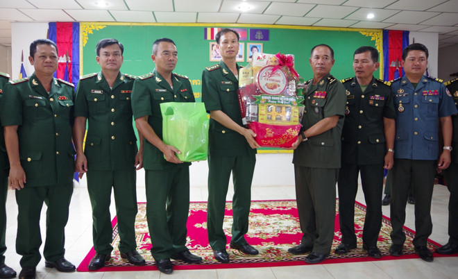 Kien Giang extendió a Camboya felicitaciones por su Año Nuevo tradicional ảnh 1 Kien Giang extendió a Camboya felicitaciones por su Año Nuevo tradicional ảnh 1