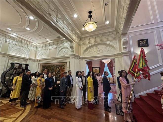 Vietnamitas en ultramar rinden tributo a reyes Hung ảnh 1 Vietnamitas en ultramar rinden tributo a reyes Hung ảnh 1