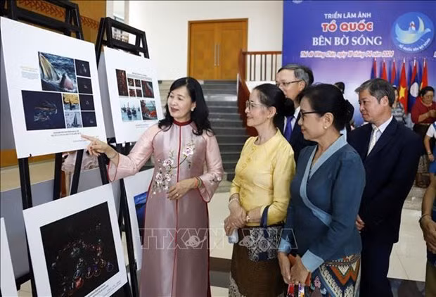 Promueven en Laos imágenes de mares e islas de Vietnam ảnh 1