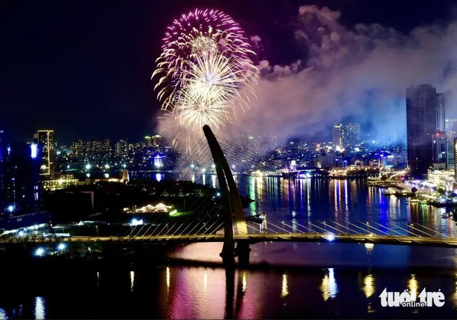 Fuegos artificiales iluminarán cielo de Ciudad Ho Chi Minh por Día de liberación del Sur ảnh 1 Fuegos artificiales iluminarán cielo de Ciudad Ho Chi Minh por Día de liberación del Sur ảnh 1