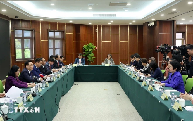 Presidente parlamentario vietnamita visita centro legislativo Hongqiao ảnh 2