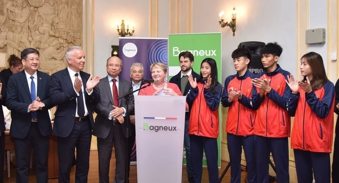 Alcaldesa de Bagneux recibe a atletas vietnamitas de taekwondo ảnh 1 Alcaldesa de Bagneux recibe a atletas vietnamitas de taekwondo ảnh 1