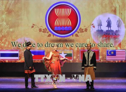 Celebran en Hanoi desfile de trajes e intercambio artístico por aniversario 51 de fundación de ASEAN ảnh 1 Celebran en Hanoi desfile de trajes e intercambio artístico por aniversario 51 de fundación de ASEAN ảnh 1