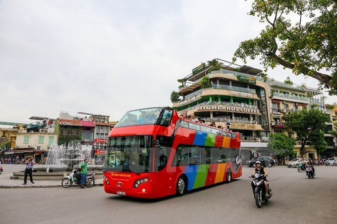 Recorrido por Hanoi en autobús de dos pisos y a precios razonables atrae a viajeros ảnh 1 Recorrido por Hanoi en autobús de dos pisos y a precios razonables atrae a viajeros ảnh 1