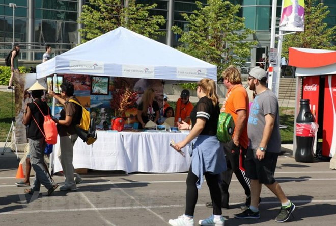 Pabellón de Vietnam atrae visitantes a mayor feria de Canadá ảnh 1