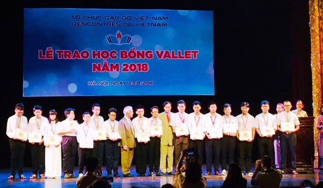 Entregan becas a estudiantes excelentes de Vietnam ảnh 1