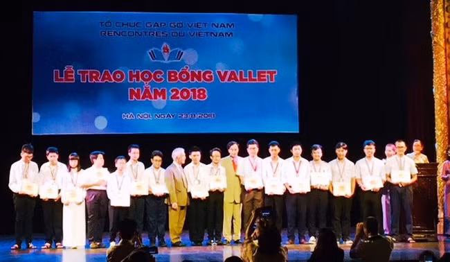 Entregan becas a estudiantes excelentes de Vietnam ảnh 1